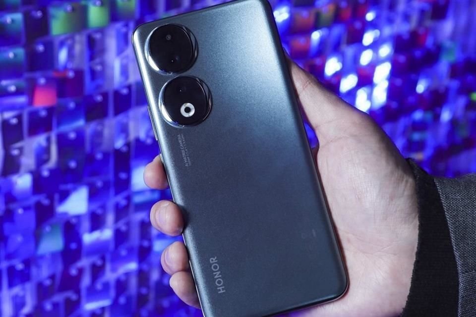 Honor 90 se distingue por su cámara principal de 200 MP y un avanzado sistema de atenuación en pantalla.