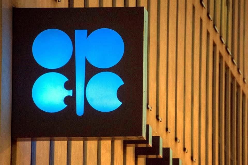 La OPEP dijo que ahora espera que la demanda mundial de petróleo en 2024 aumente en 1.61 millones de barriles por día, por debajo de su previsión de 1.82 millones del mes pasado.