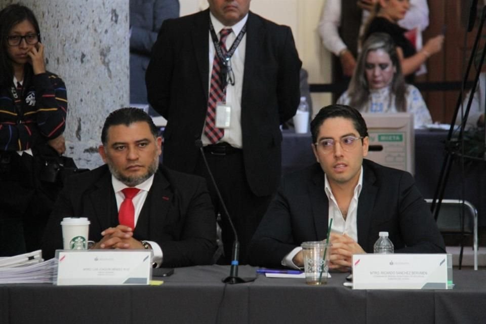 El Fiscal Luis Joaquín Méndez Ruiz (izq.) y el coordinador Ricardo Sánchez Beruben en la Glosa de seguridad.