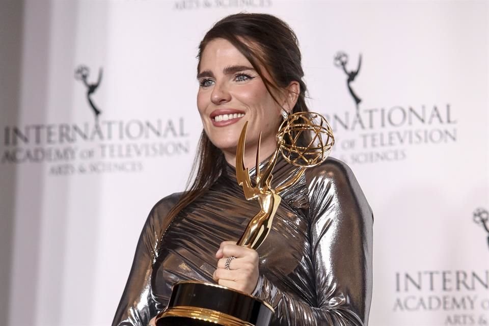 Karla Souza reveló su embarazo durante los Premios Emmy.