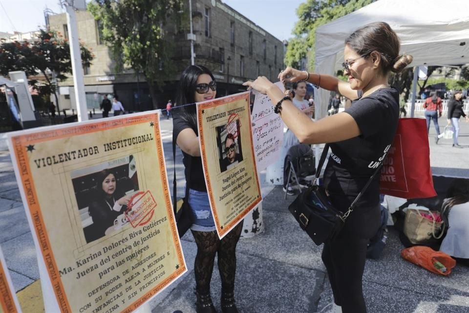 El tendedero para exponer a funcionarios encubridores de agresores, se realizó en Plaza Fundadores.