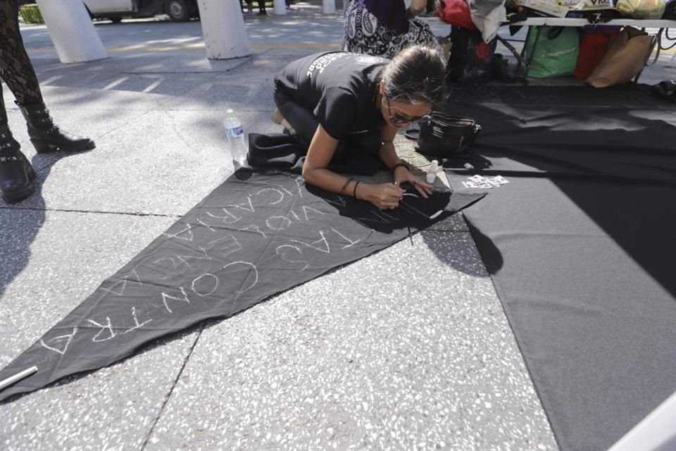 Además de exponer a encubridores, la concentración también se realizó para concientizar a personas de la violencia vicaria en el marco del 25N.