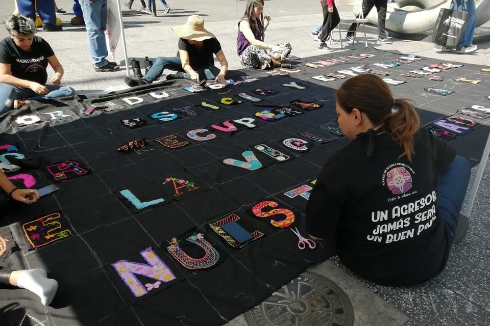 Además del tendedero, activistas también bordaron una manta sobre violencia vicaria.