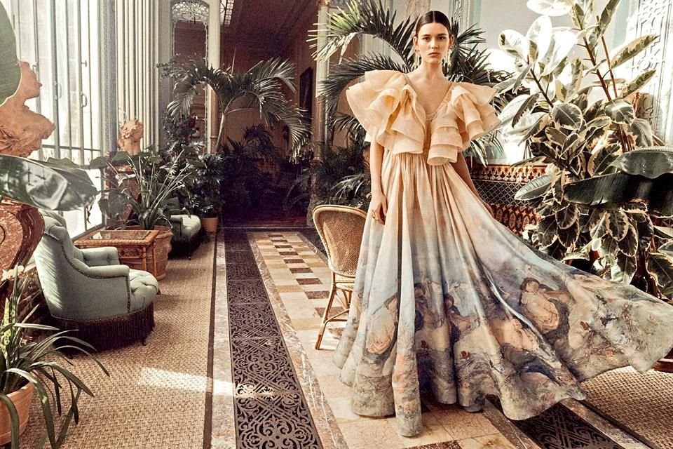 Zimmermann fusiona moda y arte en su colección Luminosity, inspirada en el pintor Rupert Bunny, con diseños de elegancia y feminidad.