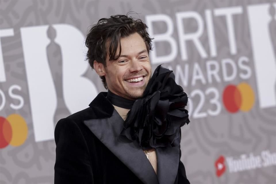 Harry Styles dedicó el premio a una lista de cantantes femeninas cuando ganó la categoría Artista del Año.