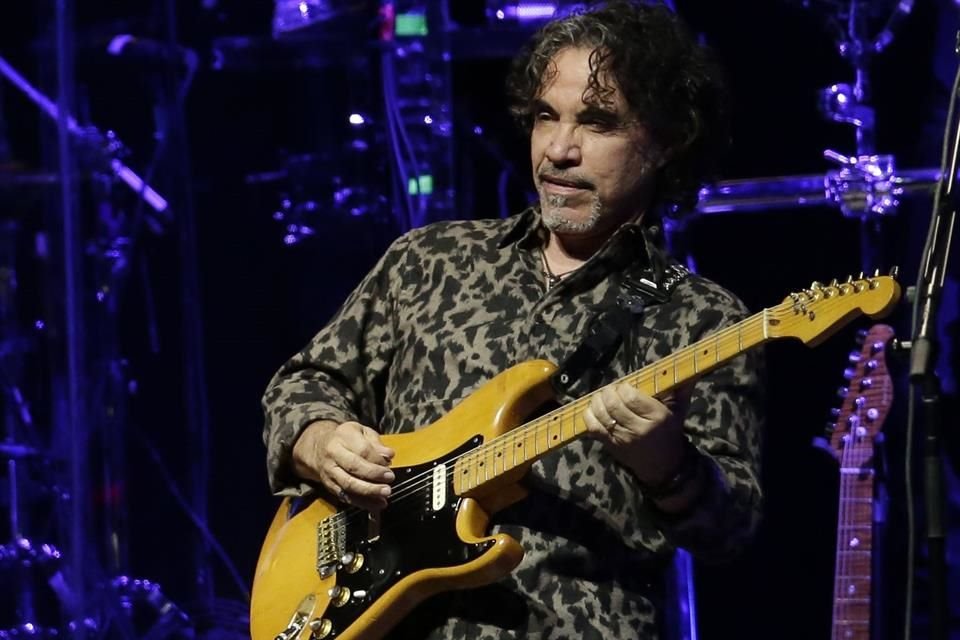 Por parte del equipo de abogados de Hall, se descubrió que John Oates permitió a la firma Primary Wave Music ver, sin consentimiento, el contrato comercial de la agrupación.