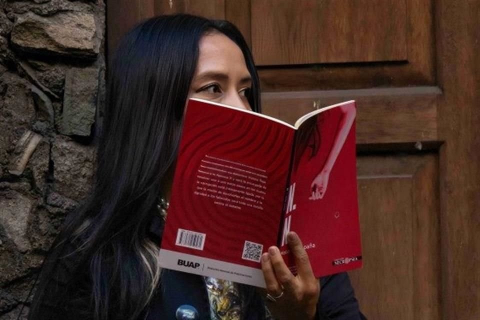 Macaria España tuvo que convertir en ficción una historia que comenzó a escribir desde el periodismo.