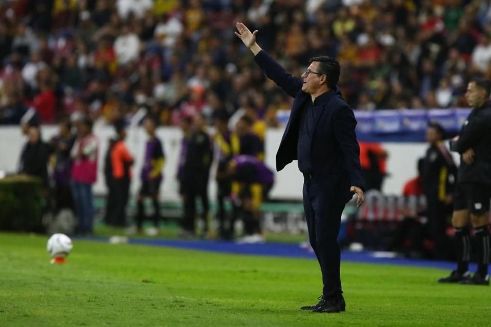 Mario García, DT de Atlante en el partido contra Leones Negros en el Estadio Jalisco.