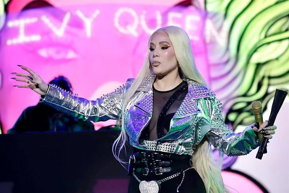 Ivy Queen, la 'Reina del reguetón', brindó con su público, a quienes también cautivó con su glamour y letras.