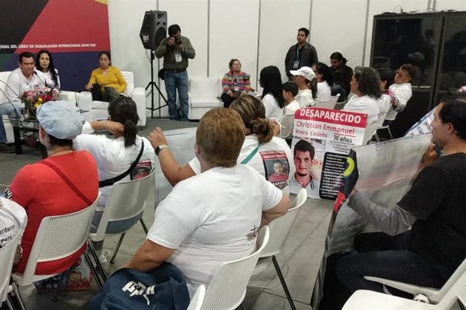 Colectivo Luz de Esperanza protestó sobre las desapariciones en Jalisco en la FIL 2023 y llamó a la Unión Europea a conocer dicha realidad