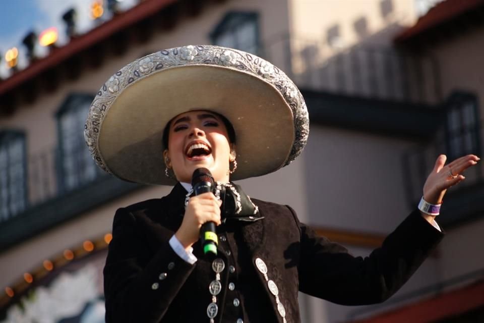 Aunque la cantante ha llegado a grandes escenarios, gracias al 'Potrillo', está convencida de querer asumir su carrera desde abajo.