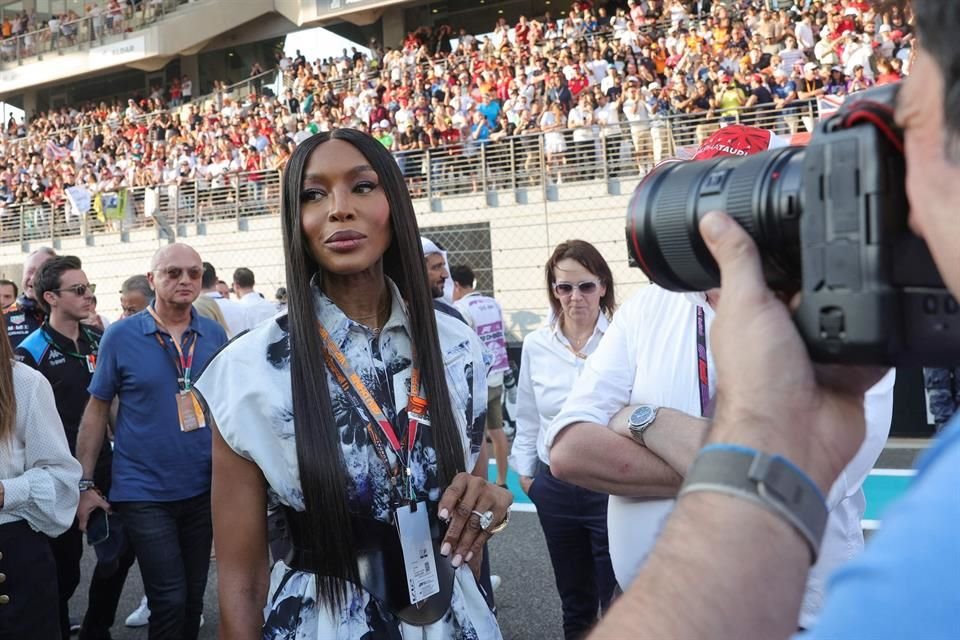 La supermodelo Naomi Campbell acaparó miradas al lucir un impresionante anillo de diamantes.