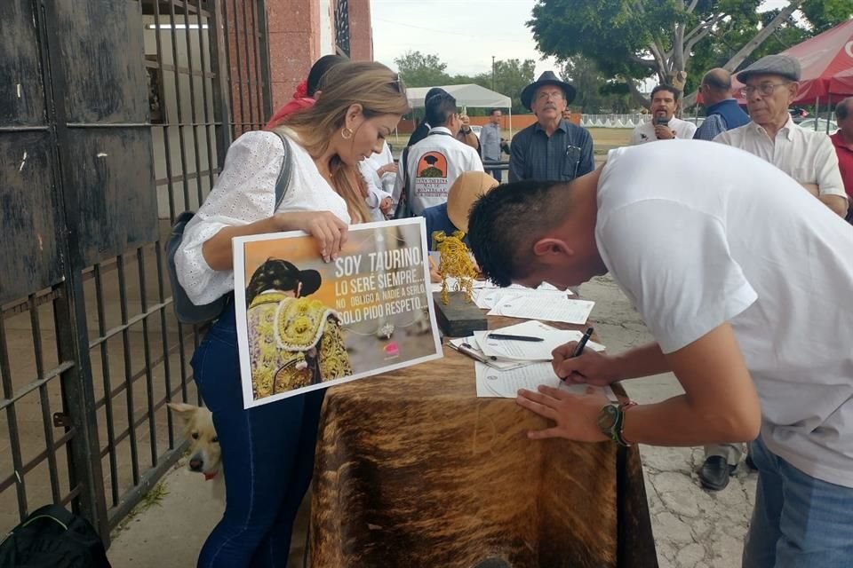 Aficionados taurinos se reunieron afuera de la Plaza de Toros Nuevo Progreso para juntar firmas contra la suspensión de corridas de toros.