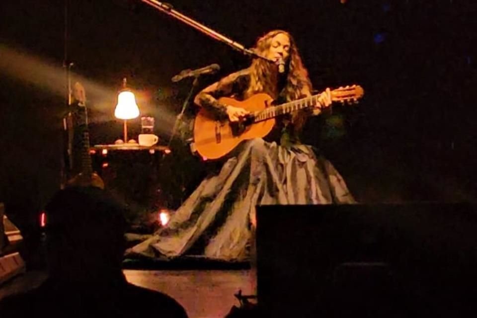 Natalia Lafourcade llegó con su concierto 'De Todas las Flores' al Auditorio Telmex, donde fusionó melancolía y baile.