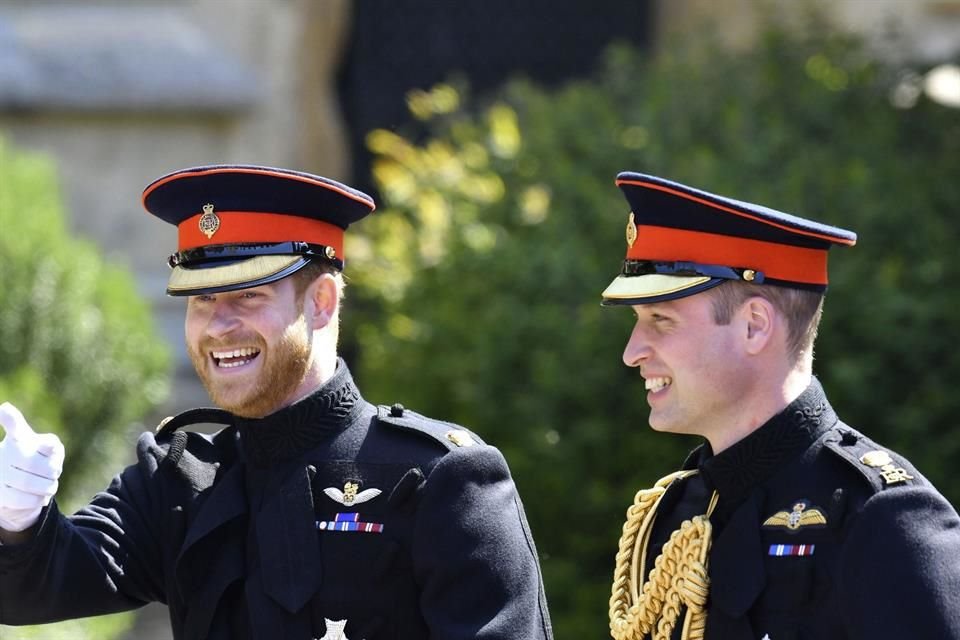 En el libro 'Endgame: Inside the Royal Family and the Monarchy's Fight for Survival' aseguran que el Príncipe Guillermo dejó en visto a Enrique mientras su abuela, la reina Isabel II moría.