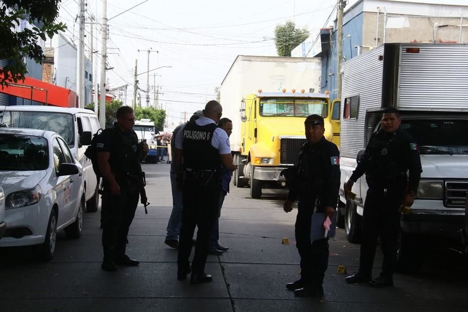 La Fiscalía de Jalisco señaló que agresores robaron al menos, millón 400 mil pesos, de la camioneta blindada que transportaban las víctimas.