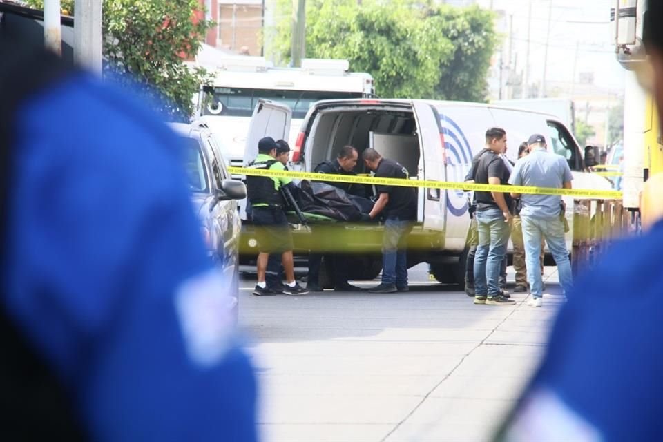 Dos guardias de la empresa Armstrong fueron asesinados; un policía auxiliar de otro negocio intentó ayudar pero le quitaron su arma.