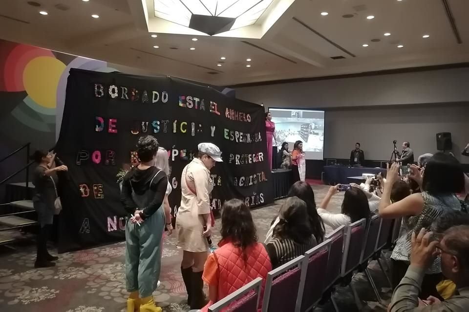 Frente Nacional Contra la Violencia Vicaria, Madre Yo Sí Te Creo y Alianza de Madres Protectoras Contra la Violencia Vicaria, protestaron en la FIL 2023.