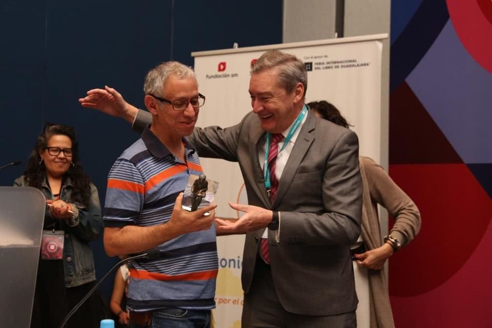 Antonio Malpica ganó el Premio Barco de Vapor 2023 por su libro 'Abuelita deja de Flotar por el Cuarto, que me Pones Nervioso'.