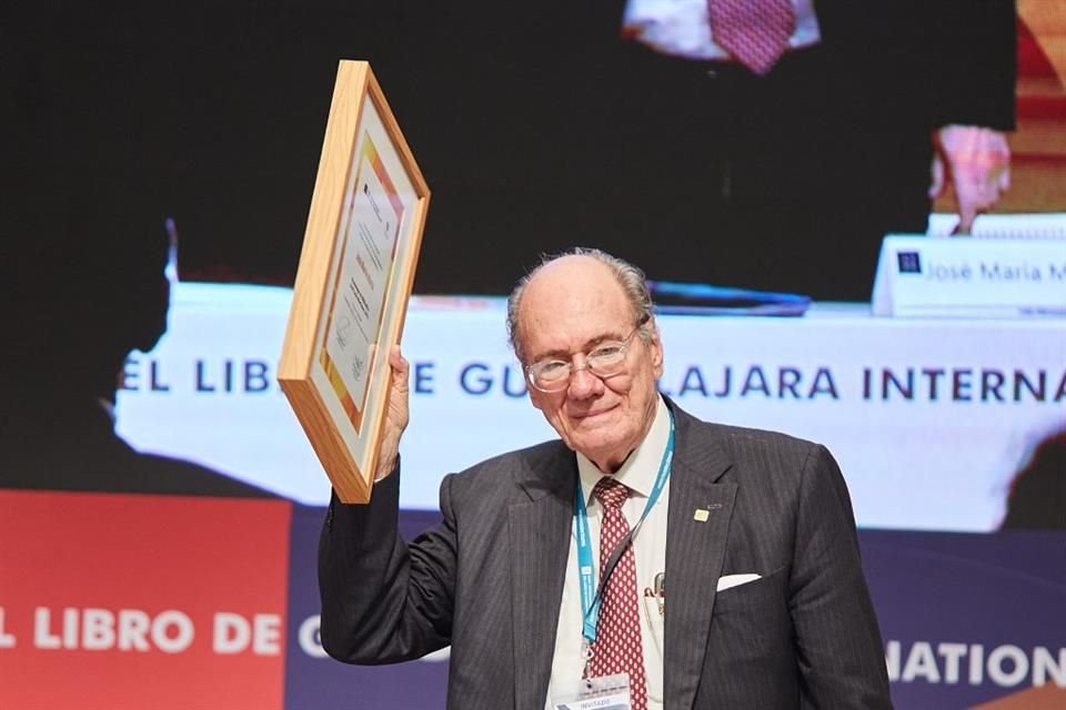 El historiador José María Murià recibió esta noche en la FIL el Homenaje al Bibliófilo 'José Luis Martínez'.