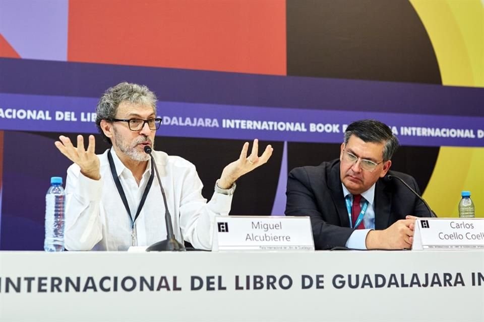 Miguel Alcubierre y Carlos Coello Coello durante la platica '¿Debemos temer a la inteligencia artificial?' en el marco de la FIL 2023.