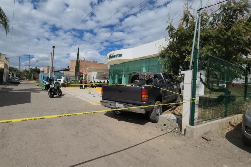 Sujetos armados robaron esta mañana 500 mil pesos de una sucursal del Banco Bienestar en la Colonia San Miguel de la Punta, en Tonalá.