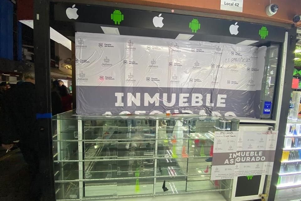 El rastro de un IPhone que fue robado a un automovilista llevó a un local de la Plaza de la Tecnología de Guadalajara, donde se aseguraron 400 dispositivos móviles.