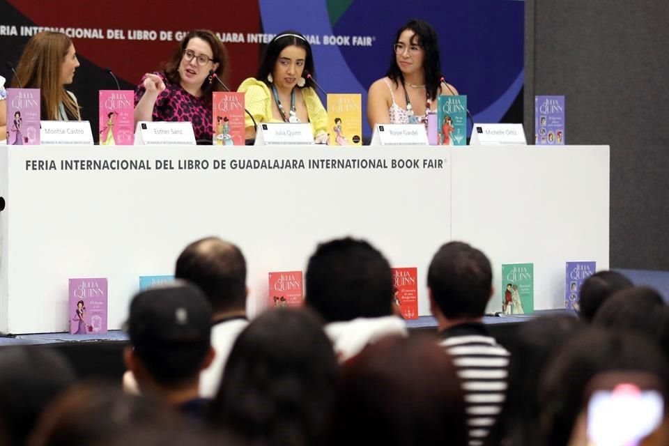Julia Cotler, mejor conocida como Julia Quinn, autora de Los Bridgerton, convivió con cerca de 500 jóvenes en la FIL.