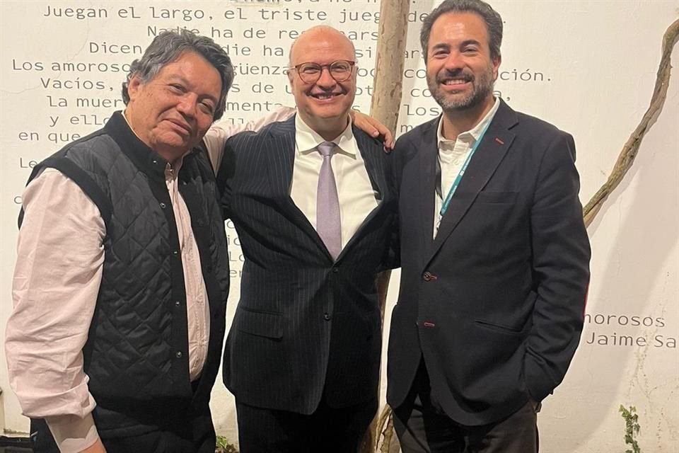 El empresario César de Anda, el activista ciudadano Rogelio Gómez Hermosillo y el académico David Gómez-Álvarez presentaron su libro '¡Súbanle! Salario Mínimo'.