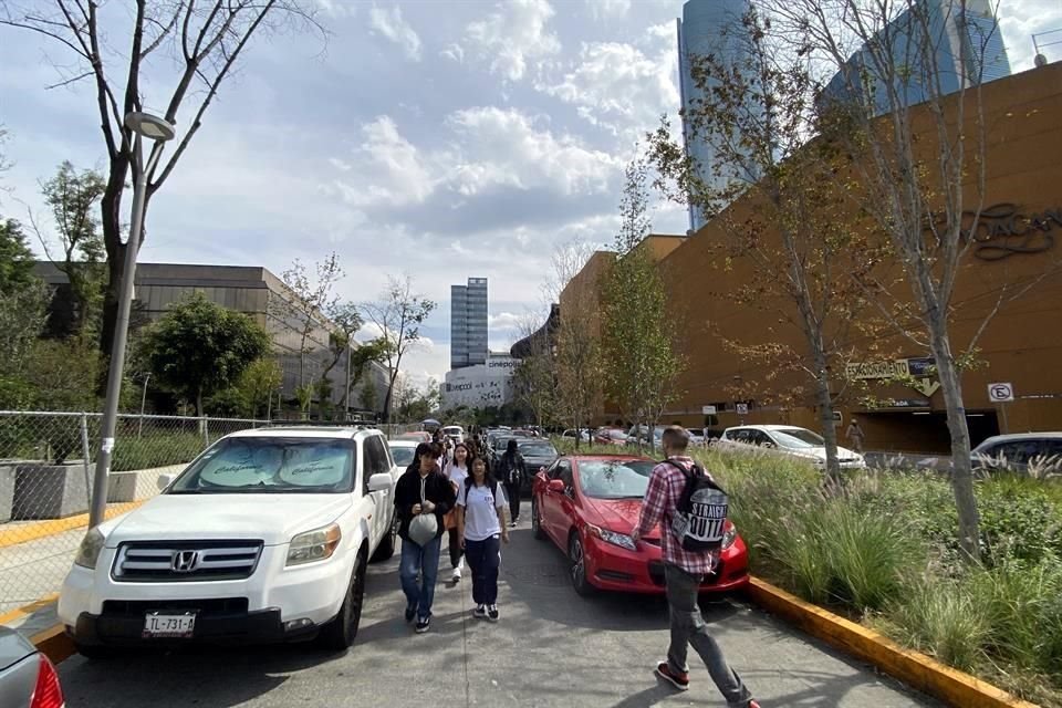 En las calles contiguas al complejo, en las que está prohibido estacionarse, proliferan los autos aparcados hasta en doble fila.