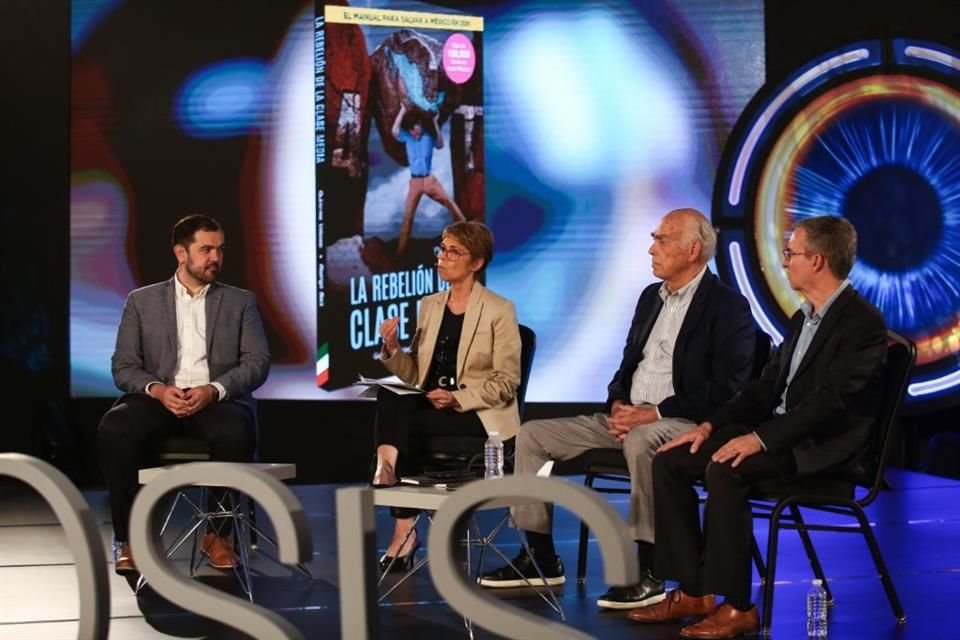 Guillermo Velasco, Beatriz Paredes, José Luis González Iñigo y Rodrigo Solá en la presentación del libro La Rebelión de la Clase Media, en la FIL.