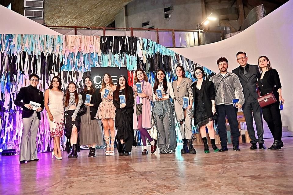 Dana Natalia Apigna Castellanos ganadora del primer lugar de 'Diseñadores de Moda'.