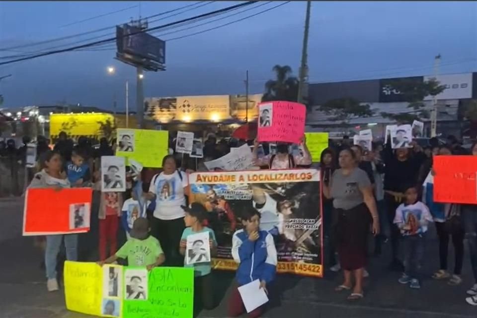 Ante las desapariciones en la zona, un grupo de personas se manifestó de manera pacífica en Santa Anta Tepetitlán y López Mateos.