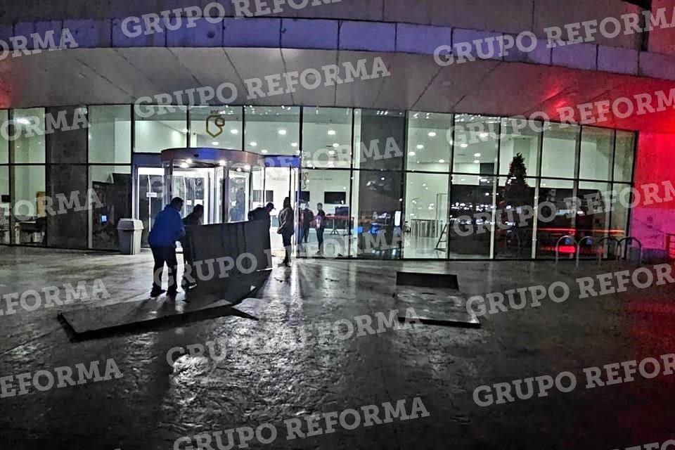 Además con vallas metálicas blindaron la Torre Administrativa.