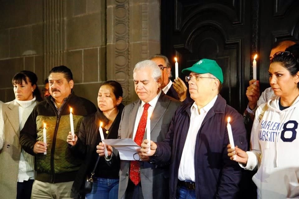 Integrantes de organizaciones civiles se apostaron frente a las puertas del Palacio de Gobierno para pedirle a Samuel García que se quedara.