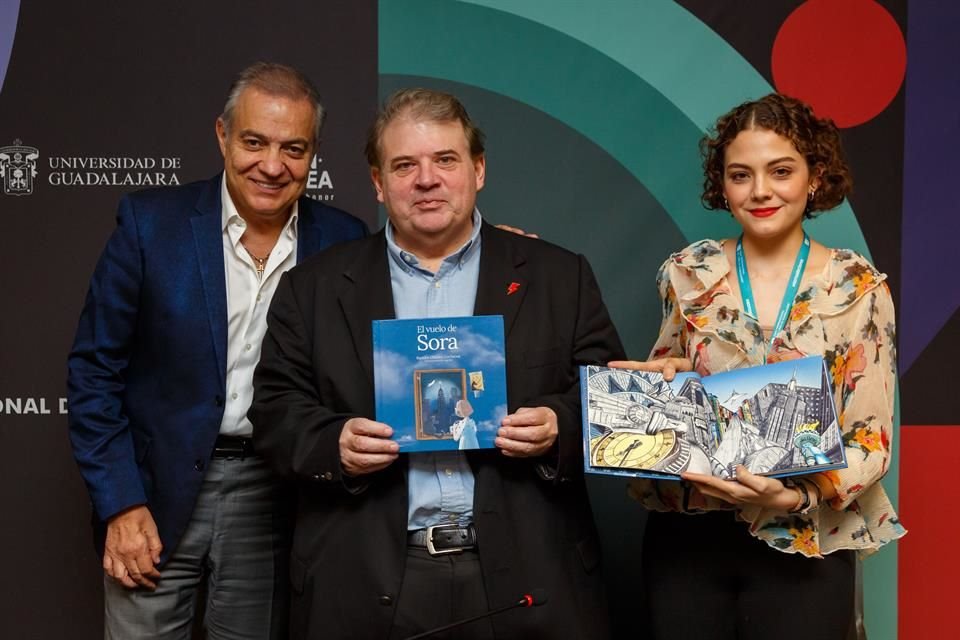 Ramiro Chávez con Salvador Quirarte, quien presentó el libro, y la ilustradora Ana Sol.
