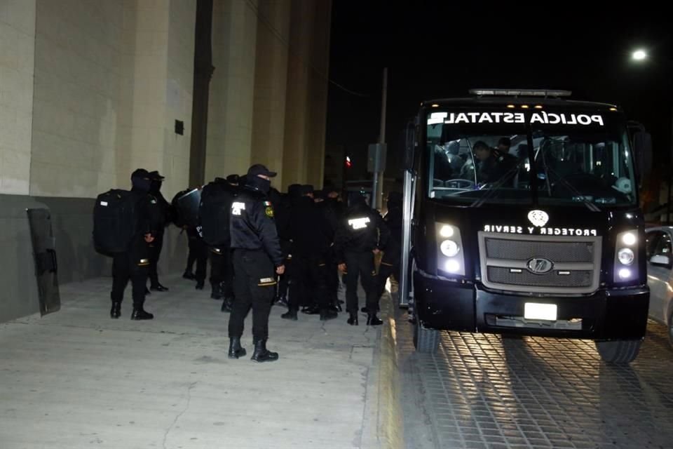 Mientras tanto, elementos de Fuerza Civil y grupos antimotín arribaron al Palacio de Gobierno.