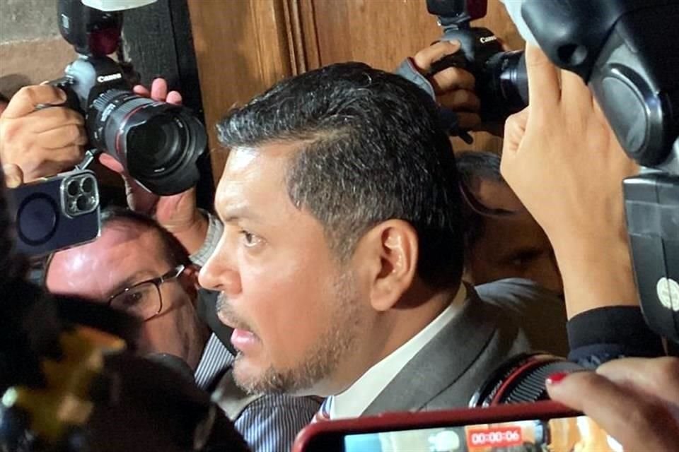 Luis Enrique Orozco ingresó al Palacio de Gobierno a las 00:13 horas de hoy.