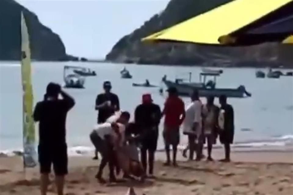 Aunque el incidente se dio durante un concurso acuático, la víctima no participaba en él, solo estaba en la playa junto a su hijo.