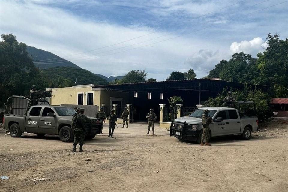 El 2 de diciembre, elementos de seguridad catearon ocho inmuebles en Las Naranjas, Pihuamo, que están presuntamente relacionados con el CJNG.