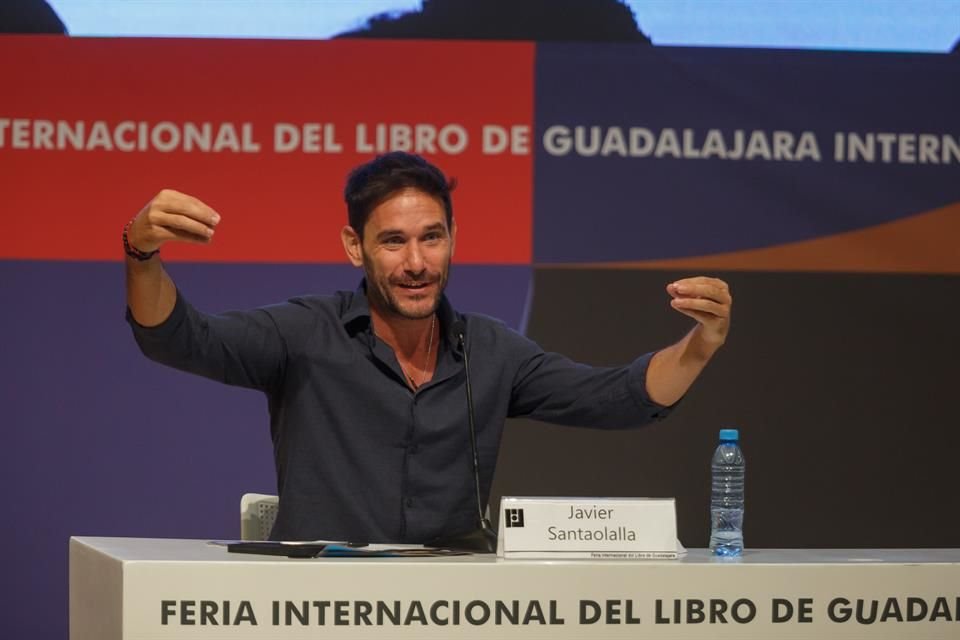Santaolalla durante la conferencia, '¿Porqué estudiamos lo diminuto?' en la FIL 2023.