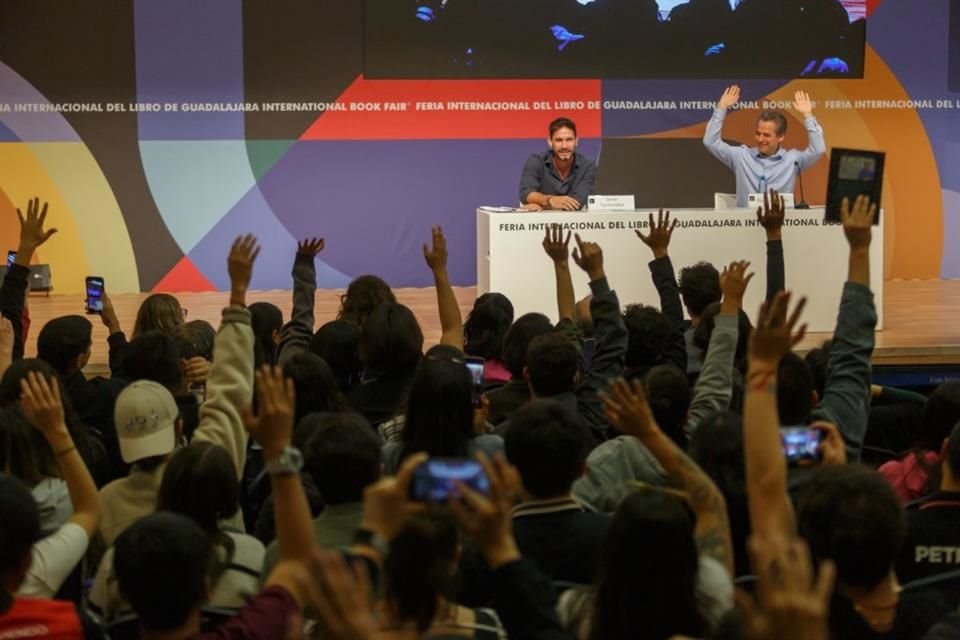 Santaolalla abarrotó el Salón 2 de la FIL la noche de este sábado con la conferencia '¿Por qué estudiamos lo diminuto?'.