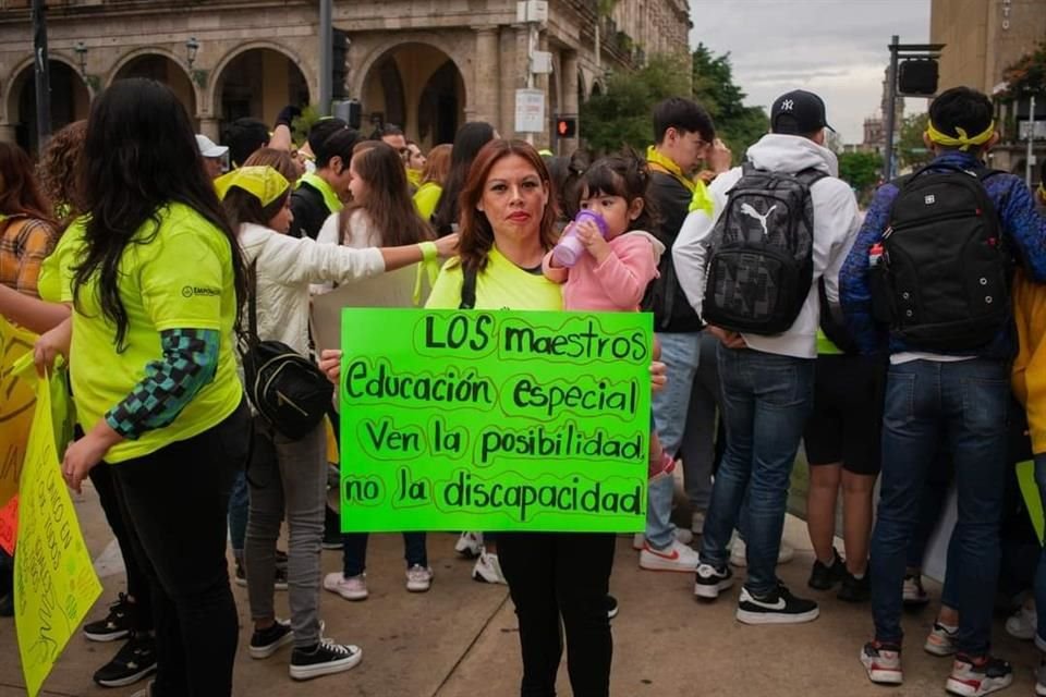 En el Día Internacional de Personas con Discapacidad se realizó una marcha en el Centro tapatío para exigir trato digno e inclusión laboral.