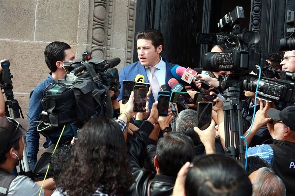 Samuel García atendió a los medios al salir de Palacio de Gobierno.