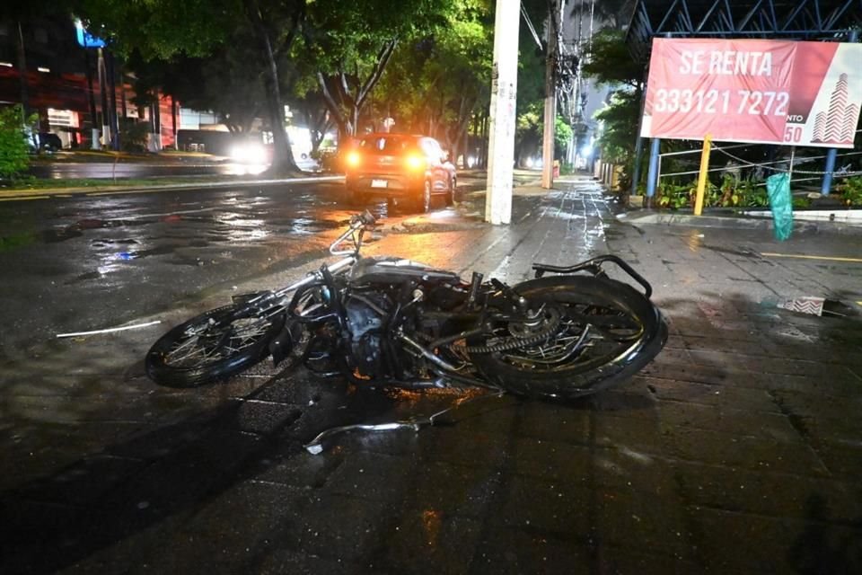 Un motociclista murió tras ser impactado por una camioneta sobre Avenida Mariano Otero cerca del cruce con Obsidiana.