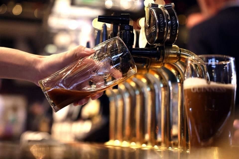 La OMS instó a los gobiernos a aumentar los impuestos sobre las bebidas alcohólicas y azucaradas para tener poblaciones más sanas.