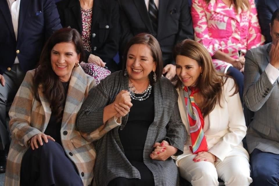 Kenia López Rabadán (izq.), Xóchitl Gálvez (centro) y Carolina Viggiano (der.).