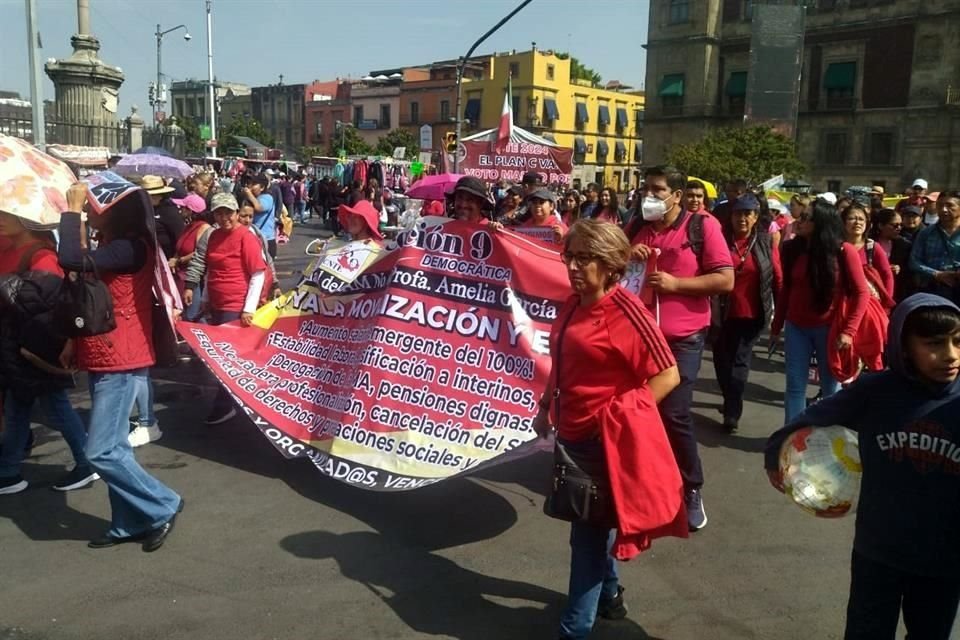 Los maestros marcharon desde el Monumento a la Revolución.