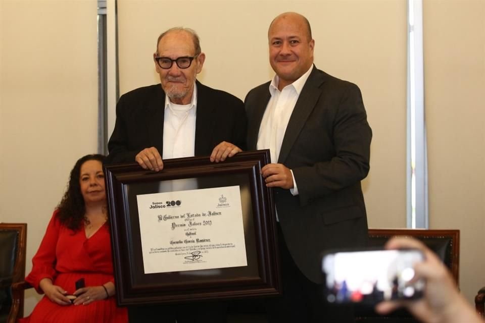 El músico y grabador, así como reconocido conductor de radio y televisión, Cornelio García, recibió el galardón, en el ámbito cultural.