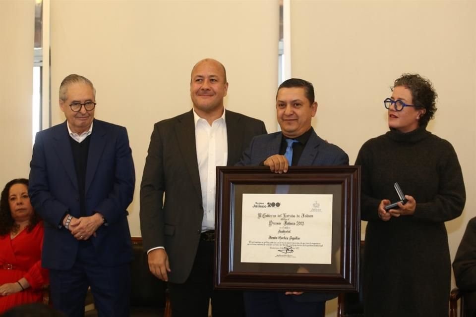 Enrique Ibarra, Enrique Alfaro, el biólogo Jesús Cortés Aguilar y la titular de Cultura Jalisco, Lourdes González.